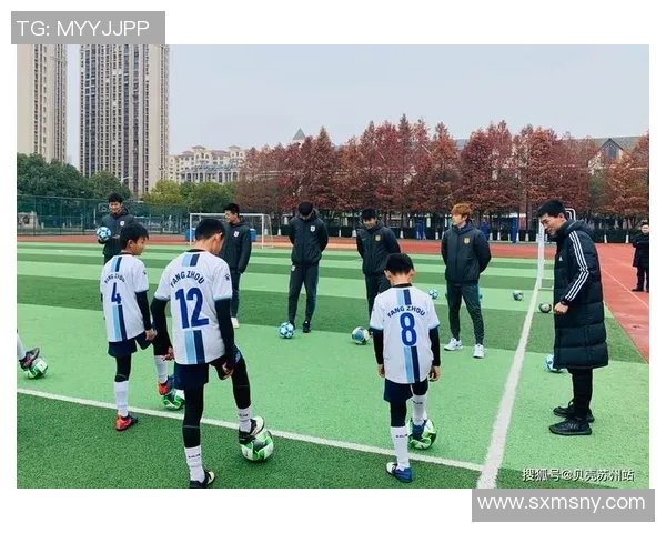广东药学院足球场周边环境与活动探索，畅享校园体育文化新体验